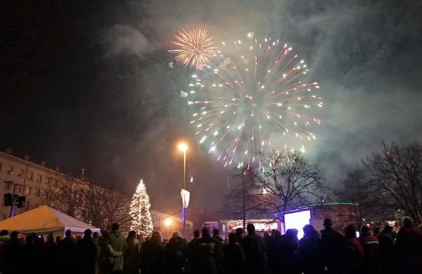 Zaradi novoletnih prireditev  bo od srede, 30. decembra, do 
petka, 1. januarja, občasno zaprta Kidričeva ulica v Novi 
Gorici.