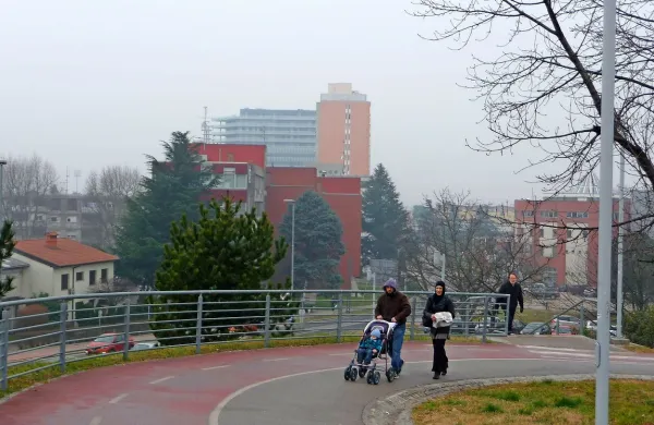 Pogled s Svete gore na onesnaženo Novo Gorico in okolico v nedeljo pred sončnim zahodom. 
Ta dan je bil zrak v mestu celo manj zasičen z delci kot je bil sicer druge dni v decembru.