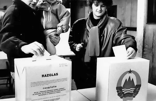 Na plebiscitu o samostojnosti je 23. decembra 1990 glasovalo 93,2 odstotka vseh volilnih upravičencev. Za samostojno Slovenijo se jih je izreklo 95 odstotkov ali 88,5 
odstotka vseh upravičencev.