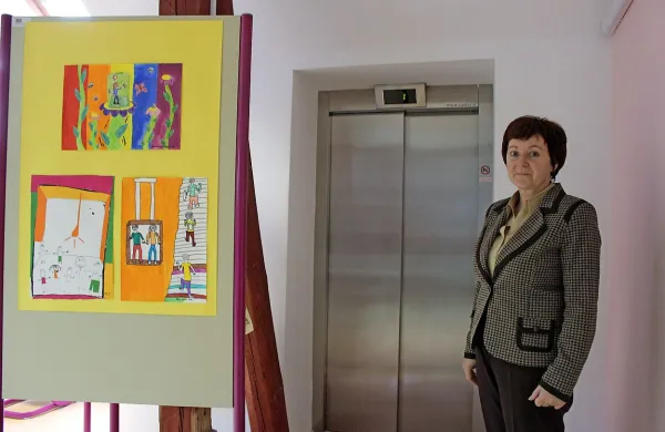 



Ravnateljica Pia de Paulis Debevec pravi, da je osebno 
dvigalo za šolo  velika pridobitev. 

