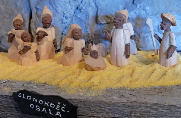 Iz Slonokoščene obale se je  vrnil  s temi jaslicami.