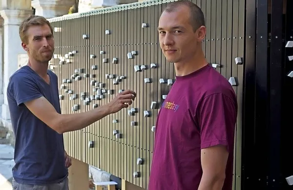 Andrej Koruza (levo) in Mitja Cerkvenik ter njun Drobilec realnosti/Reality Ginder 
