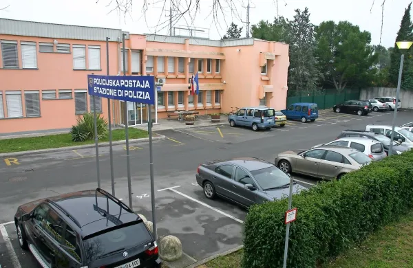 Parkirišče pred koprsko policijsko postajo je bilo včeraj 
nenavadno prosto, popoldne pa skoraj prazno. 