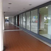 Skozi okna zaprtih trgovin v pritličju hotela Slovenija je bilo 
minule dni videti kupe žimnic. Nato so izložbe vendarle zastrli 
z belimi zavesami.  

