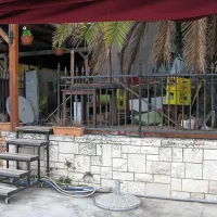 Promenada in plaža bosta  oživeli za novo leto, ko bodo najpogumnejši skočili v morje. A 
obiskovalce bodo pričakali tudi  zaprti lokali in terase, ki služijo kot skladišča in  smetišča. 