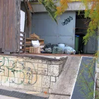 Sprehod ob morju razkrije tudi takšne poglede na zadnje 
strani lokalov in teras v Portorožu.
