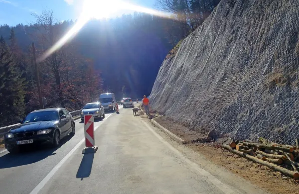 Ker je polovična  zapora ceste v Zali 400 metrov krajša, je tudi promet bolj pretočen in  vrst pred 
semaforjem manj.