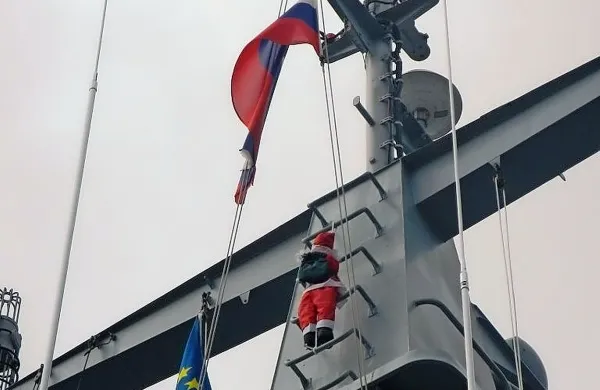 Božiček pleza po glavnem jamboru. 