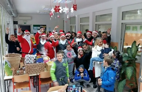 Božički na motorjih presenetili otroke