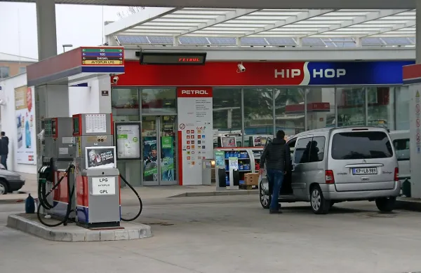 Petrolov bencinski servis so v pol leta že drugič oropali.