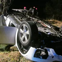 Voznik terenskega vozila je zapeljal  z vozišča na odbojno 
ograjo, zaradi česar se je vozilo prevrnilo in na strehi obstalo 
pod cesto.