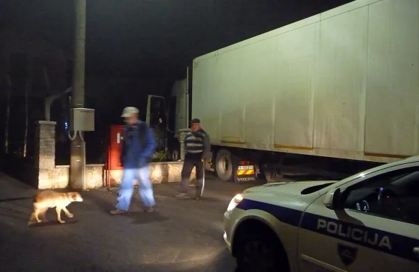 Voznikoma romunskega tovornjaka, ki je zaradi GPS naprave 
obtičal na dvorišču stanovanjske hiše v Plešivici,  so domačini 
ponudili, da prenočita v vasi,  a sta s pomočjo gasilcev in 
policistov po dveh urah vendarle uspela nadaljevati pot.