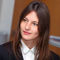 Vera: “Večina ljudi komunicira 
preko facebooka in tam izliva svoj 
gnev. Vprašanje je, kako bi se odzval 
človek, ki bi videl na dvorišču nosečo 
žensko z dvema otrokoma. Bi odprl 
vrata ali ne? Bi jih pustil, da 
zmrznejo?”
