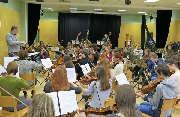 Vstopnice za drevišnji koncert glasbenikov iz društva NOVA v 
Cankarjevem domu so razprodane. 