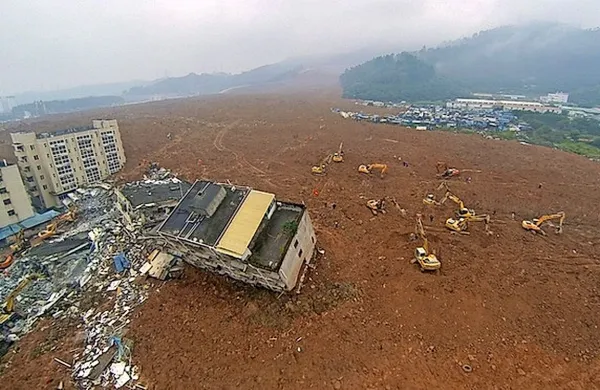 Zemeljski plaz v mestu Shenzhen na jugu Kitajske, v katerem 
je umrlo sedem ljudi, več deset ljudi pa pogrešajo, je bila 
industrijska nesreča in ne naravna katastrofa.