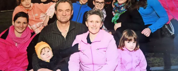 Lidija in Ciril Habe ter njunih 12 otrok
