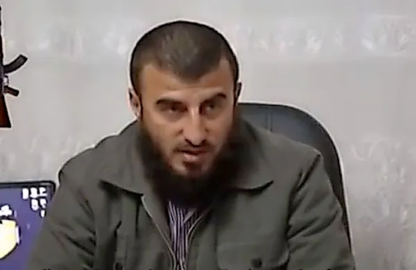 V letalskih napadih blizu sirske prestolnice Damask so včeraj 
ubili Zahrana Aluša, vodjo ene najmočnejših uporniških 
skupin v Siriji, Džajš al Islam (Vojska islama).