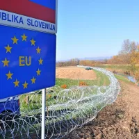 

Sami sebe zapiramo v kletko, ki nam daje lažen občutek 
varnosti in nas hkrati osami v lastni godlji notranjih konfliktov 
in nepomembnih interesov.