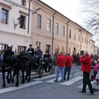 Žegnanje v Vipavi si je, kot običajno, ogledalo veliko ljudi.