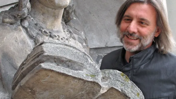 Aldo Kumar se ni ustrašil sentimentalnosti božičnega časa.   