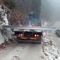 Po ozki gradbiščni cesti je med vzvratno vožnjo šlo za 
centimetre. 