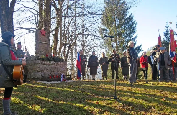Spomin na prve padle partizane s Cerkljanske v besedi in 
pesmi.