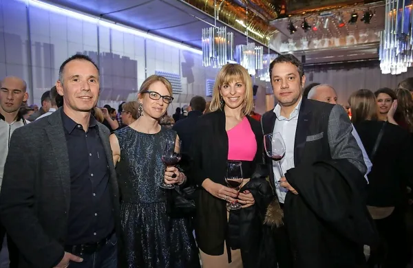 Mlade glasbenike GD NOVA  so prišli podpret in jim prisluhnit 
predstavniki Mestne občine Nova Gorica s partnerji:  Boris 
Ugrin, podžupanja  Ana Zavrtanik Ugrin, Martina Arčon in 
župan  Matej Arčon (z leve).