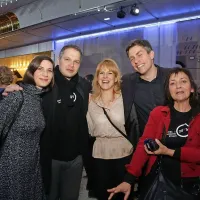  Dirigent NOVA filharmonije in avtor prireditve - Simon Perčič 
(levi), ter predsednik Glasbenega društva NOVA in glavni 
organizator - Gorazd Božič, v družbi treh primorskih muzikologinj: Helene Filipčič Gardina - predsednice Društva 
prijateljev glasbe Koper, Metke Sulič in Tatjane Gregorič - 
glasbene urednica Radia Koper - Capodistria (z leve).