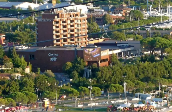 31-letni Gorenjec je junija letos  na reklamnem zaslonu   na pročelju portoroškega hotela   predvajal  film  s  pornografsko  vsebino.   