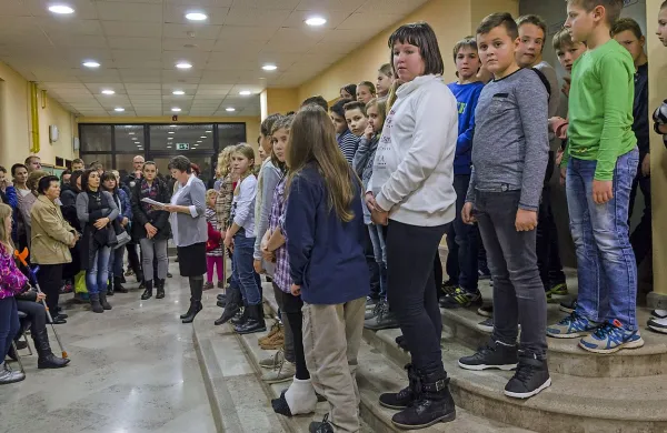 Ob odprtju razstave, ki sta jo učencem pomagala postaviti 
Darko Jelušič in Vladimir Grželj, je poleg učencev nastopila 
tudi glasbenica Anita Maslo Penko.

