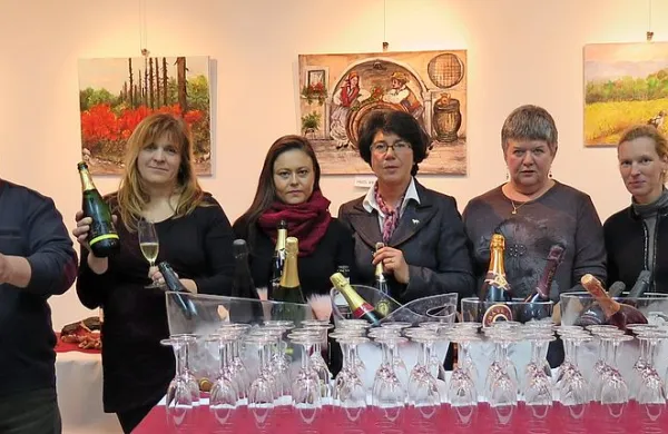 Pridelovalci penin skupaj z organizatorji dogodka in vinsko 
strokovnjakinjo Majdo Brdnik.