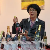 Večina kraških predelovalcev penin uporablja klasično metodo, ki je zahtevnejša, pravi Majda Brdnik.