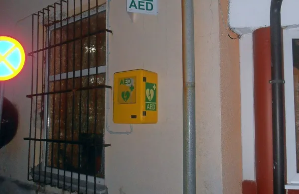 V Podgradu so defibrilator postavili na steno  Narodnega 
doma.