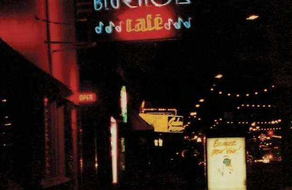 Neil Young je na koncertni 
zbirki  Bluenote Café zbral za 
dve uri in pol dobre glasbe iz  
studijsko šibkega obdobja.
