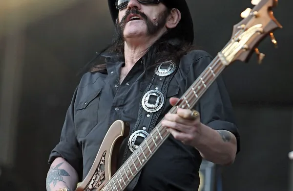 Umrl je pevec britanske heavy metal skupine Motorhead Ian 
Lemmy Kilmister. 
