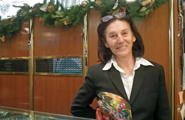 Greta Shiroka je zlatarka, ki je ljubezen do nakita podedovala 
po očetu.