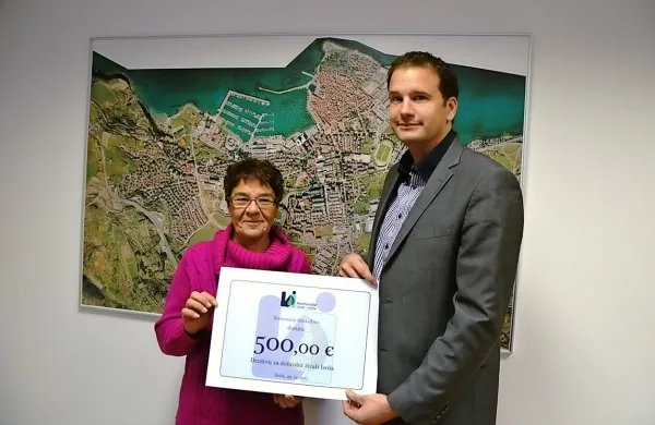 Direktor Komunale Izola Denis Bele je ob koncu leta predsednici društva Nevenki Gregorič predal “simbolični ček” v 
vrednosti 500 evrov.