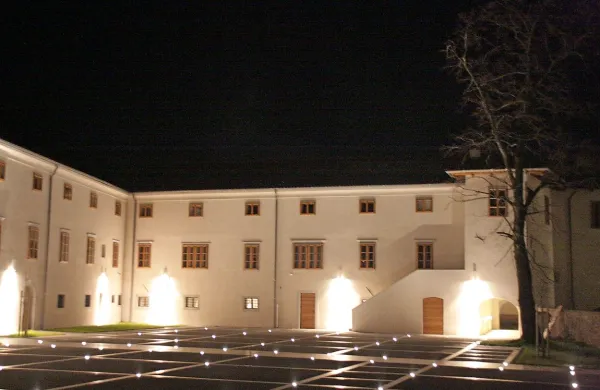 Atrij dvorca Lanthieri sije, z univerzo pa se iskri