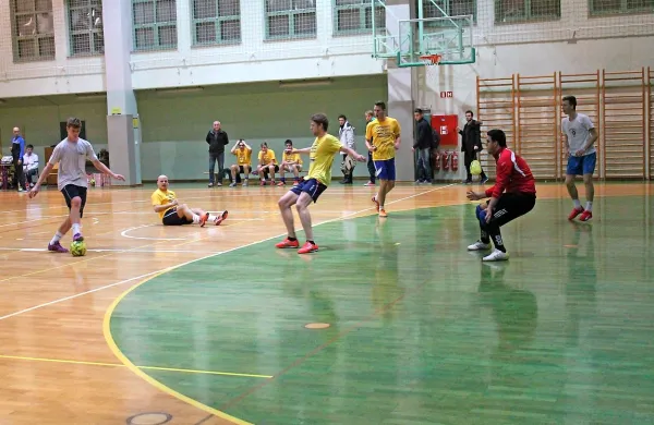 Takole sta se v finalu merili moštvi Navara (beli) in Socceros 
(rumeni).