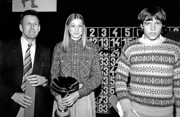 V ajdovski dvorani Police so  podelili priznanja najboljšim 
primorskim športnikom za leto 1978: z leve Branko Jelen 
(predsednik Atletskega kluba Nova Gorica), skakalka v višino 
Lidija Benedetič (kasneje poročena Lapajne) in kajakaš 
Silvan Poberaj. Izbor smo takrat obnovili po nekajletnem 
zatišju in traja še danes. 