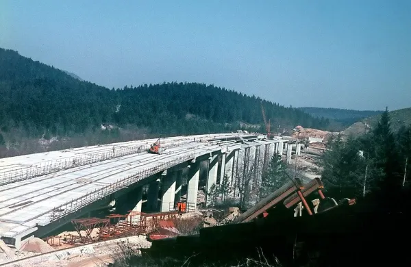 Tako so pred 44 leti gradili viadukt Ravbarkomanda, del 
prvega slovenskega avtocestnega odseka med Vrhniko in 
Postojno.  