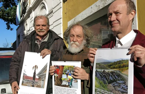 Koledar kažejo (z leve) Željko Pelicon, Marko Brecelj in Peter Tomaž Dobrila. Na prvi fotografiji 
primerek pomrznjene palme, na drugi izkoreninjenje palme, na tretji pa skupno grobišče.  