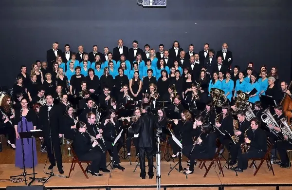 Pihalni orkester Komen je združil moči z  mešanima zboroma  
Cominum in Senožeče. 