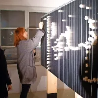 Obiskovalci so lahko sooblikovali zvočno in vizualno plat 
instalacije Drobilec realnosti.