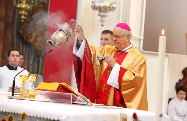 Pokojnega koprskega &scaron;kofa Jenka slovesno prenesli v novo grobnico (foto)