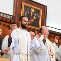 Pokojnega koprskega &scaron;kofa Jenka slovesno prenesli v novo grobnico (foto)
