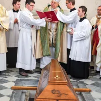 Pokojnega koprskega &scaron;kofa Jenka slovesno prenesli v novo grobnico (foto)