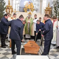 Pokojnega koprskega &scaron;kofa Jenka slovesno prenesli v novo grobnico (foto)