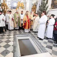 Pokojnega koprskega &scaron;kofa Jenka slovesno prenesli v novo grobnico (foto)