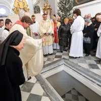 Pokojnega koprskega &scaron;kofa Jenka slovesno prenesli v novo grobnico (foto)